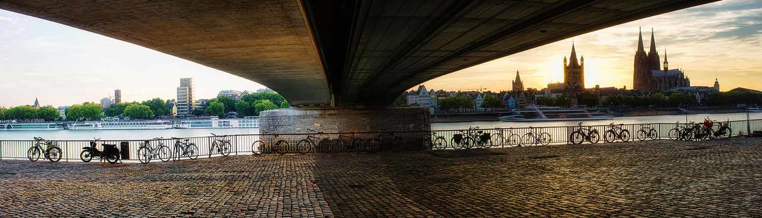 Panorama unter der Deutzer Brücke